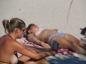 Voyeur Spying Beach Topless Teen-17qfbe7f7t.jpg