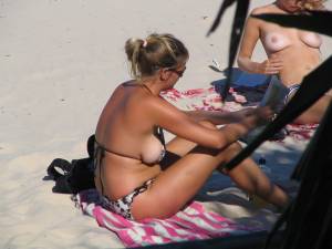 Voyeur Spying Beach Topless Teen-p7qfbe2uwz.jpg