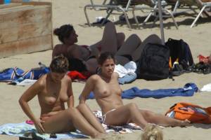 Spying-Girls-On-A-Beach-%5Bx62%5D-y7qf19t3iy.jpg