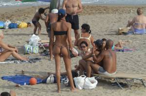 Spying Girls Teasing On Beach [x42]07qf1pvdlt.jpg