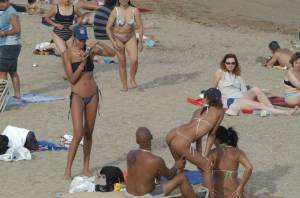 Spying Girls Teasing On Beach [x42]-s7qf1qfuya.jpg