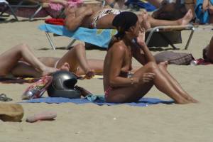 Spying-Girls-On-A-Beach-%5Bx62%5D-k7qf1jkosy.jpg