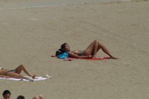 Spying Girls On A Beach [x62]t7qf19bub5.jpg