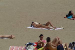 Spying-Girls-On-A-Beach-%5Bx62%5D-17qf19cu7b.jpg