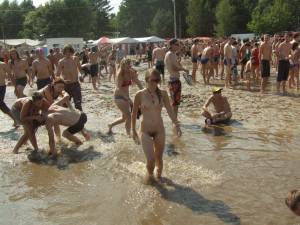 Amateurs Nude InThe Mud During Woodstock Event-i7qimumdfq.jpg