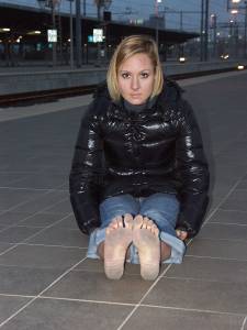 Feetosopher-Alyssa%2C-Valentina-XX-11-XX-Winter-barefooting-%28Mes-r7q1bn8ojz.jpg