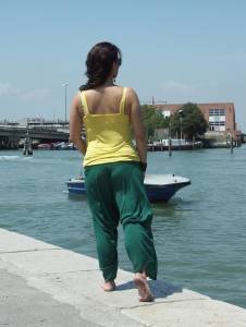 Feetosopher-Aiko - 2011-07-XX Barefoot urban star (Venice, Italy-h7q1b9n25w.jpg