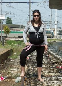 Feetosopher-Alexis - 2006-XX-XX Barefoot & pregnant (Venice, Itaf7q1ccpqzo.jpg