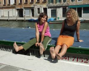 Feetosopher-Briu, Lydia - 2004-09-XX Barefoot urban girls (Venice-r7q1a1ap6p.jpg