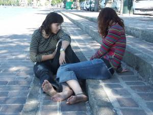 Feetosopher-Alexis, Shiva - 2004-09-XX Barefoot urban girls (Venw7q1chhnvn.jpg