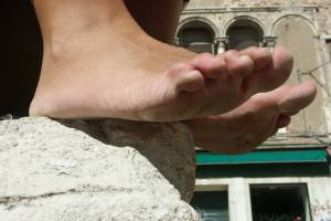 Feetosopher-Briu%2C-Lydia-2004-09-XX-Barefoot-urban-girls-%28Venice-x7q1a2cddh.jpg