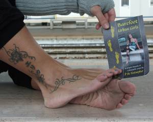 Feetosopher-Aiko - 2010-11-XX Winter barefooting (Mestre, Italy)e7q1b56jtw.jpg