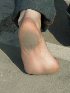 Feetosopher-Alexis - 2005-03-XX Winter barefooting (Venice, Ital-b7q1buwaoi.jpg