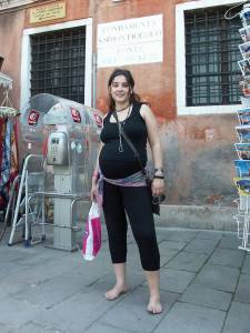 Feetosopher-Alexis - 2006-XX-XX Barefoot & pregnant (Venice, Ita-u7q1cdnefm.jpg