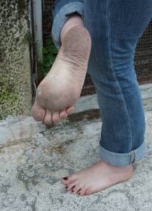 Feetosopher-Alyssa, Eva - 2012-04-XX Fresh urban feet (Verona, If7q1berntf.jpg