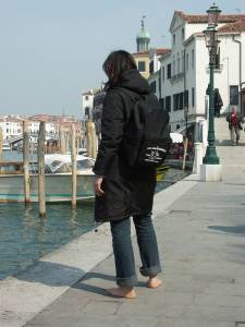 Feetosopher-Alexis - 2005-03-XX Winter barefooting (Venice, Ital-37q1bvafor.jpg