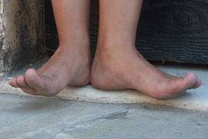 Feetosopher-Briu, Lydia - 2004-09-XX Barefoot urban girls (Venice47q1a146xa.jpg