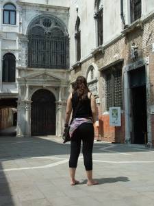 Feetosopher-Alexis - 2006-XX-XX Barefoot & pregnant (Venice, Ita07q1cego3w.jpg