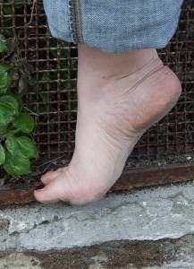 Feetosopher-Alyssa, Eva - 2012-04-XX Fresh urban feet (Verona, It7q1beskjr.jpg