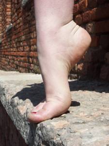 Feetosopher-Alyssa, Eva - 2012-04-XX Fresh urban feet (Verona, I-f7q1bcgksr.jpg