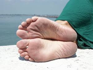 Feetosopher-Aiko - 2011-07-XX Barefoot urban star (Venice, Italyn7q1b8redo.jpg