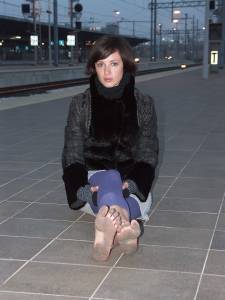 Feetosopher-Alyssa%2C-Valentina-XX-11-XX-Winter-barefooting-%28Mes-q7q1bn7xet.jpg