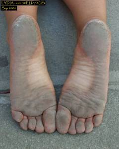 Feetosopher-Briu, Lydia - 2004-09-XX Barefoot urban girls (Venicej7q1a2hlpp.jpg