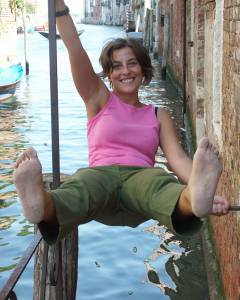 Feetosopher-Briu, Lydia - 2004-09-XX Barefoot urban girls (Venice-z7q1a197l0.jpg
