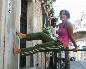 Feetosopher-Briu, Lydia - 2004-09-XX Barefoot urban girls (Venice-y7q1a18e4x.jpg