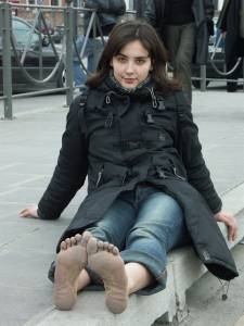 Feetosopher-Alexis-2005-03-XX-Winter-barefooting-%28Venice%2C-Ital-q7q1bvjjyl.jpg