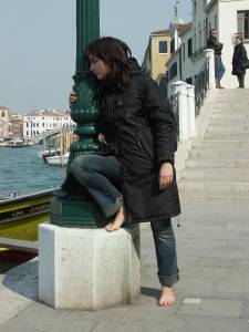 Feetosopher-Alexis - 2005-03-XX Winter barefooting (Venice, Ital-h7q1buxjyj.jpg