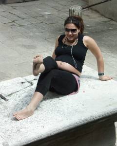 Feetosopher-Alexis - 2006-XX-XX Barefoot & pregnant (Venice, Ita-o7q1cejhau.jpg