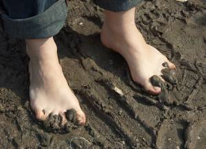 Feetosopher-Alexis-2005-03-XX-Winter-barefooting-%28Venice%2C-Ital-17q1bwgixz.jpg