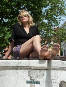 Feetosopher-Amanda-2011-XX-XX-Killer-barefoot-blonde-%28Venice-m7q1dl6xym.jpg