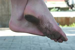 Feetosopher-Annika%2C-Trip-2006-04-XX-Barefoot-urban-girls-%28Veni-17q1d6myds.jpg