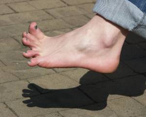Feetosopher-Annika, Trip - 2006-04-XX Barefoot urban girls (Veni-77q1d6k0w6.jpg