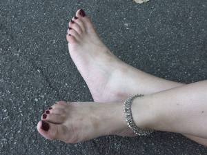 Feetosopher-Babette, Naoko - 2009-09-XX Barefoot hippy beautieso7q1d5huea.jpg