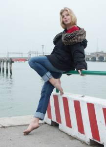 Feetosopher-Amanda - 2010-XX-XX Winter barefooting (Venice, Itax7q1dk1kvp.jpg