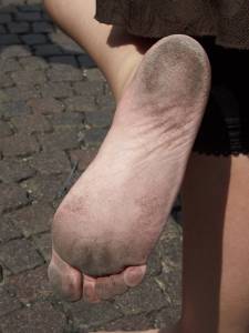 Feetosopher-Babette%2C-Naoko-2009-09-XX-Barefoot-hippy-beauties-d7q1d33r5i.jpg