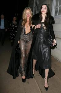 Kate Moss Expose Topless Boobs Out in London (NSFW)07q1d0spbq.jpg