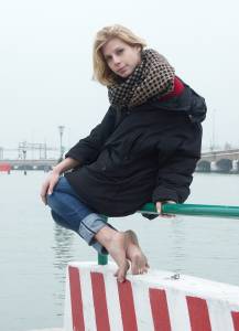 Feetosopher-Amanda - 2010-XX-XX Winter barefooting (Venice, Itao7q1dkiqfe.jpg