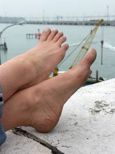 Feetosopher-Amanda-2010-XX-XX-Winter-barefooting-%28Venice%2C-Ita-47q1djhydf.jpg