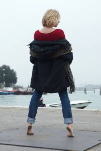 Feetosopher-Amanda - 2010-XX-XX Winter barefooting (Venice, Ita-x7q1djipxf.jpg