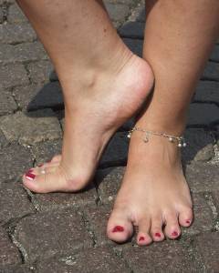 Feetosopher-Babette, Naoko - 2009-09-XX Barefoot hippy beauties-h7q1d34f7s.jpg
