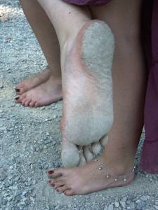 Feetosopher-Babette%2C-Naoko-2009-09-XX-Barefoot-hippy-beauties-o7q1d49va0.jpg