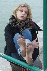Feetosopher-Amanda - 2010-XX-XX Winter barefooting (Venice, Itah7q1dk8f2t.jpg