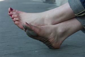 Feetosopher-Annika%2C-Trip-2006-04-XX-Barefoot-urban-girls-%28Veni-i7q1d7geo4.jpg
