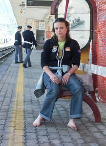 Feetosopher-Atamey - 2004-11-XX Barefoot urban girl (Trento, Ita-o7q16gcrlx.jpg