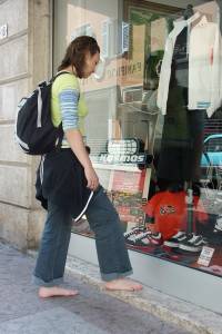 Feetosopher-Atamey - 2004-11-XX Barefoot urban girl (Trento, Itap7q16hdynk.jpg