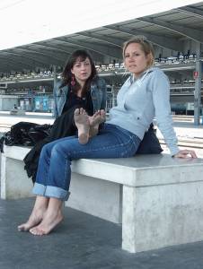 Feetosopher-Alyssa%2C-Arianna-2008-XX-XX-Barefoot-urban-girls-h7q19i6gm2.jpg